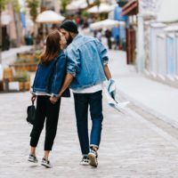 pareja paseando por la calle