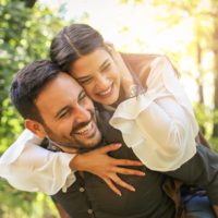 pareja feliz sonriendo y abrazándose