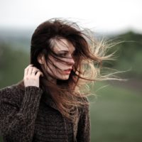 una ragazza con il vento tra i capelli