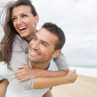 casal feliz na praia