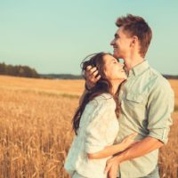 retrato ao ar livre de um casal jovem e elegante a posar no verão