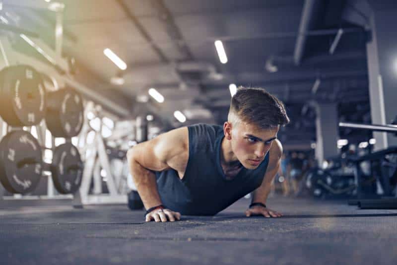 atleta che fa flessioni in palestra