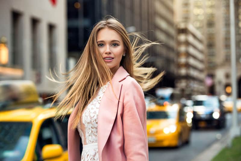 atractiva mujer rubia posando