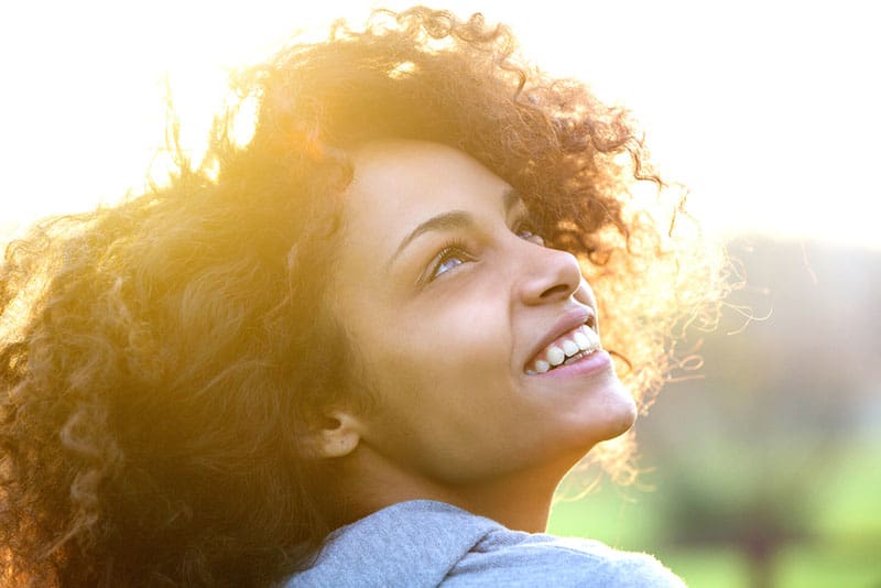 hermosa mujer sonriente mirando hacia arriba