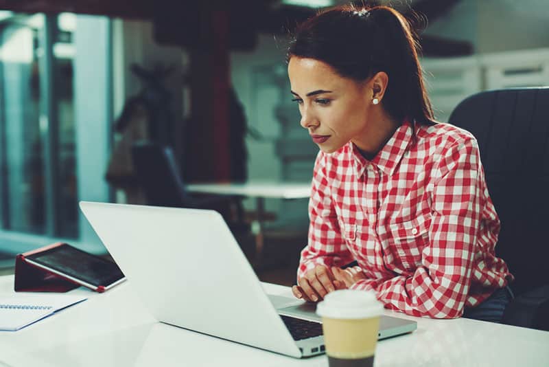 hermosa mujer trabajando en la computadora portátil