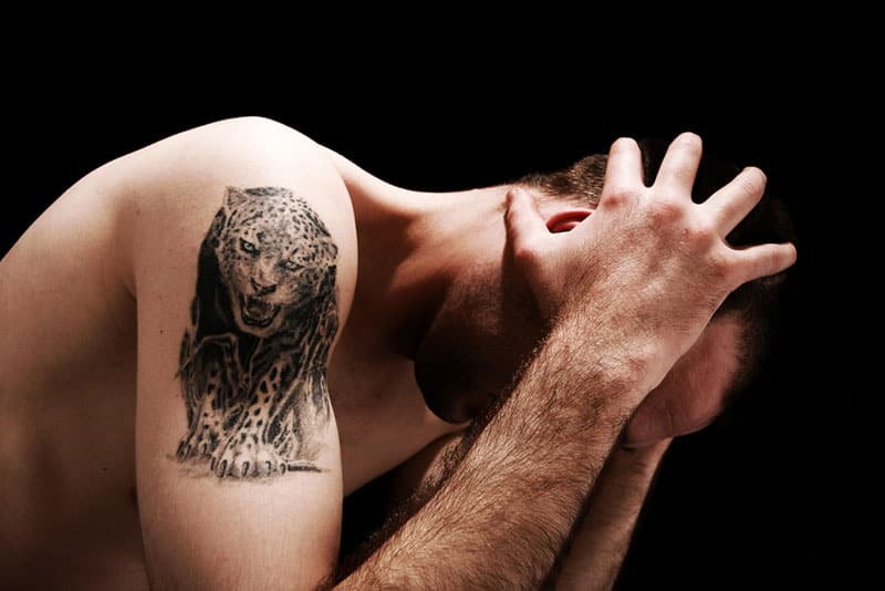 tatuaggio gatto su spalla uomo