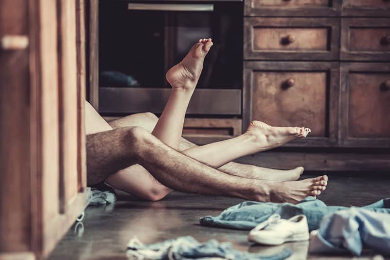 pareja teniendo sexo en el suelo de la cocina