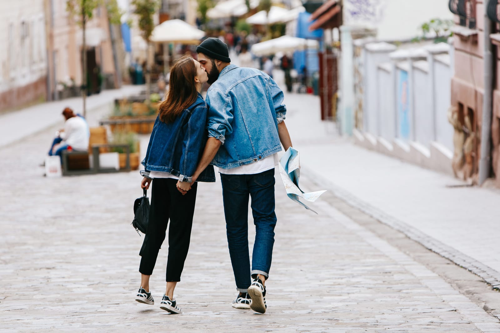 pareja besándose en la calle