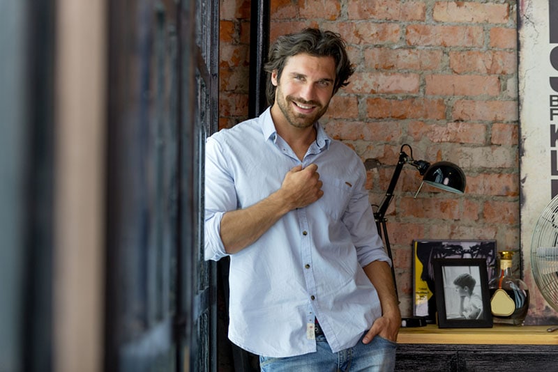 hombre guapo sonriendo