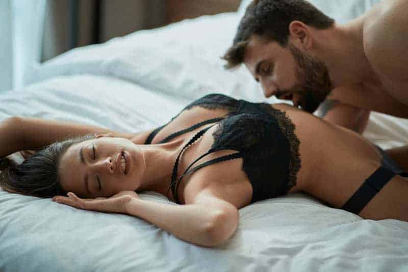 caliente pareja juegos previos en la cama