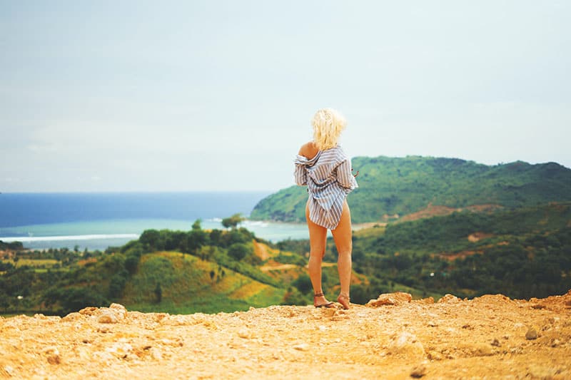 mujer caliente de pie al aire libre