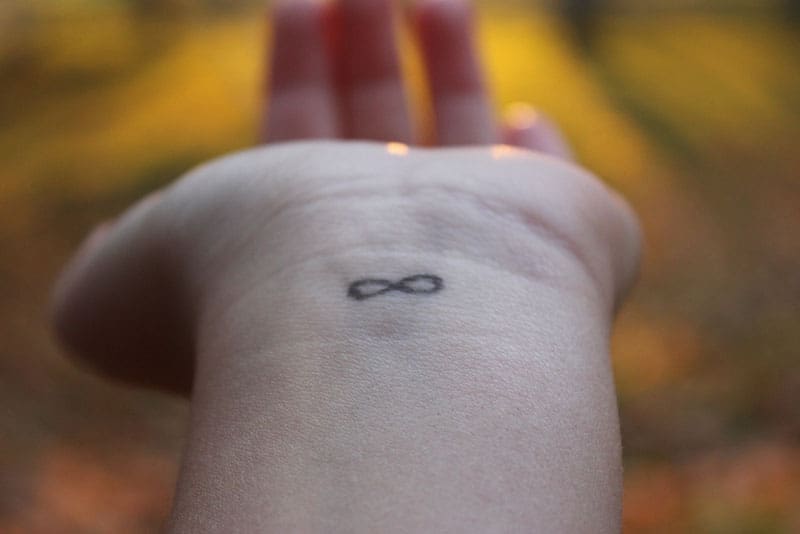 tatuaggio infinito sul polso