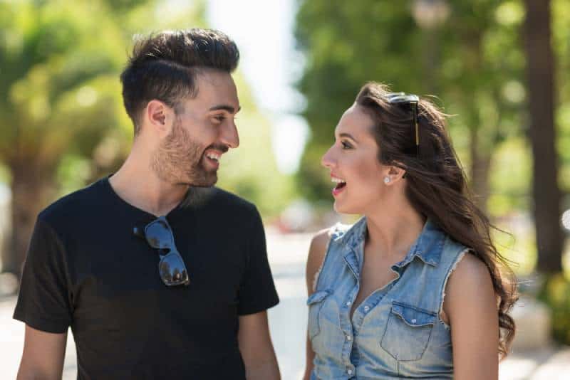 uomo e donna si guardano e sorridono