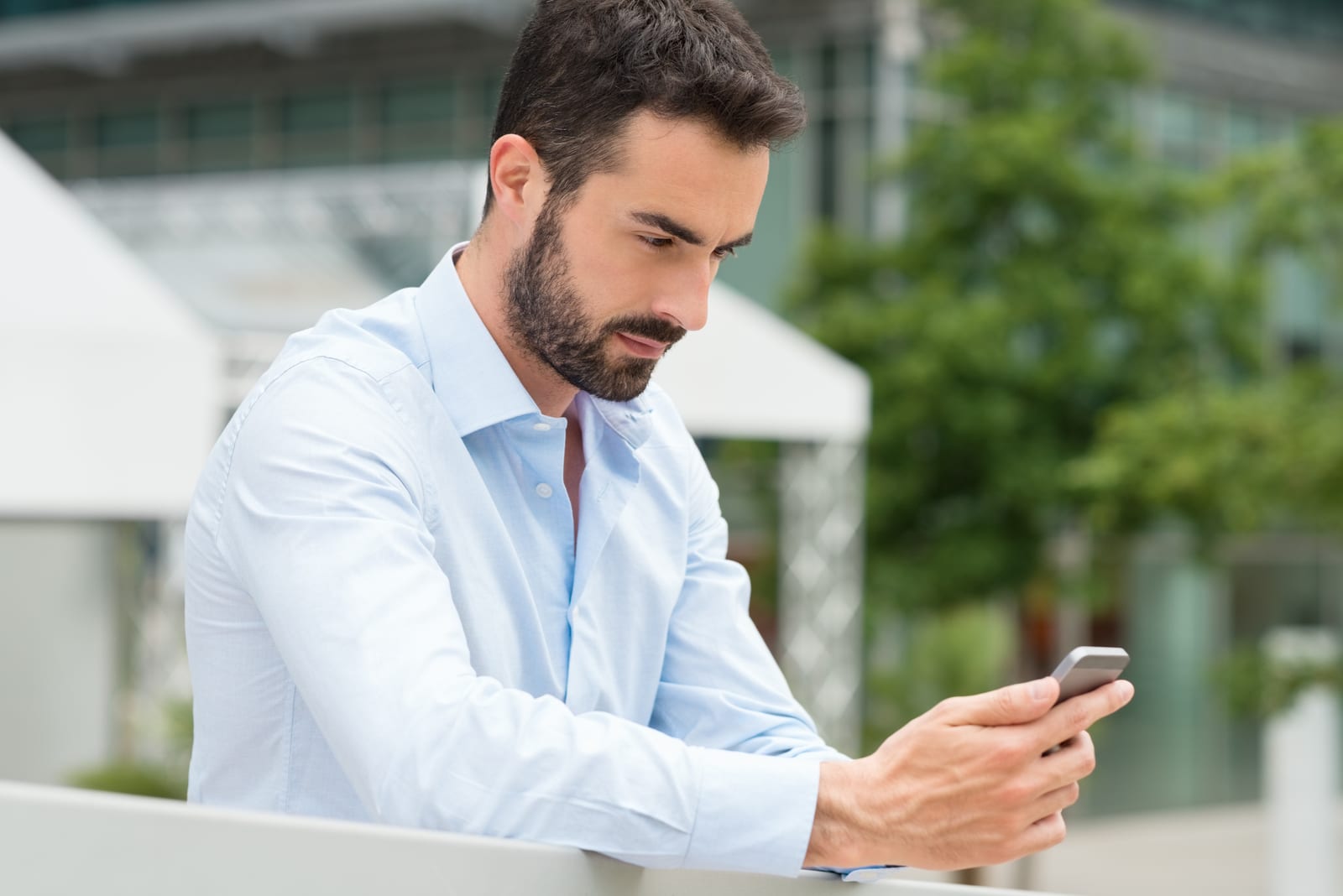 uomo con telefono in mano