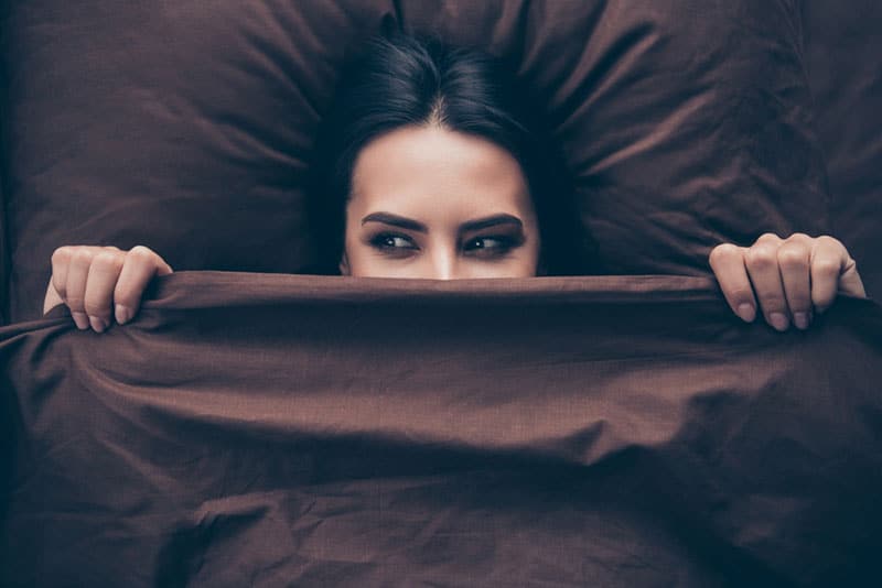 donna misteriosa sdraiata a letto