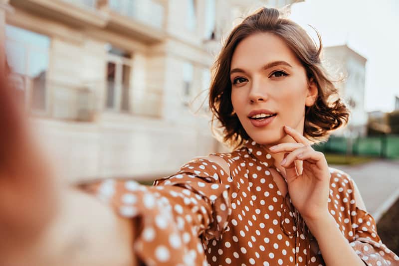 mulher simpática a tirar uma selfie