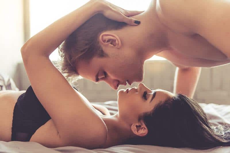 coppia romantica sta per baciarsi sul letto