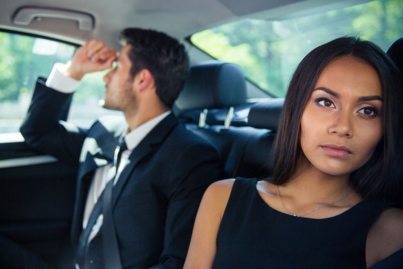 casal sério sentado no carro