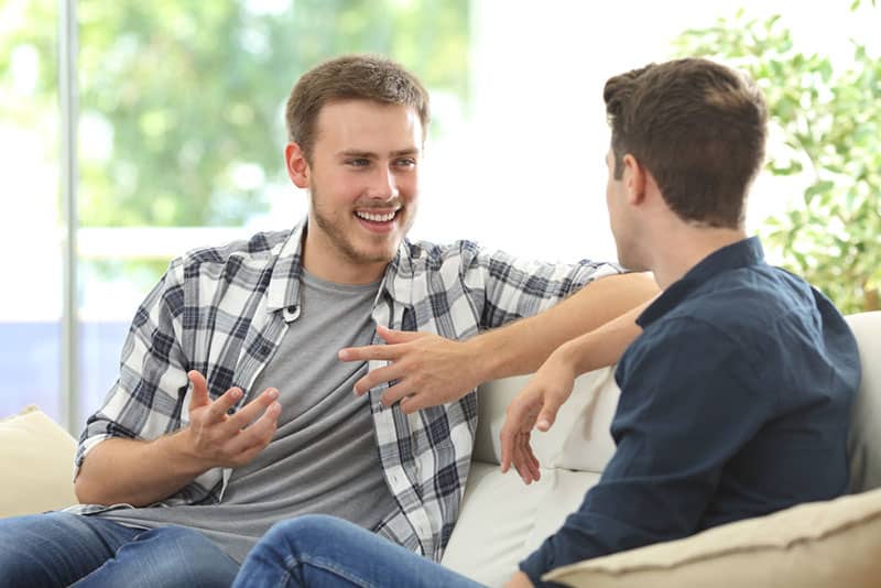 uomo sorridente che parla con un uomo