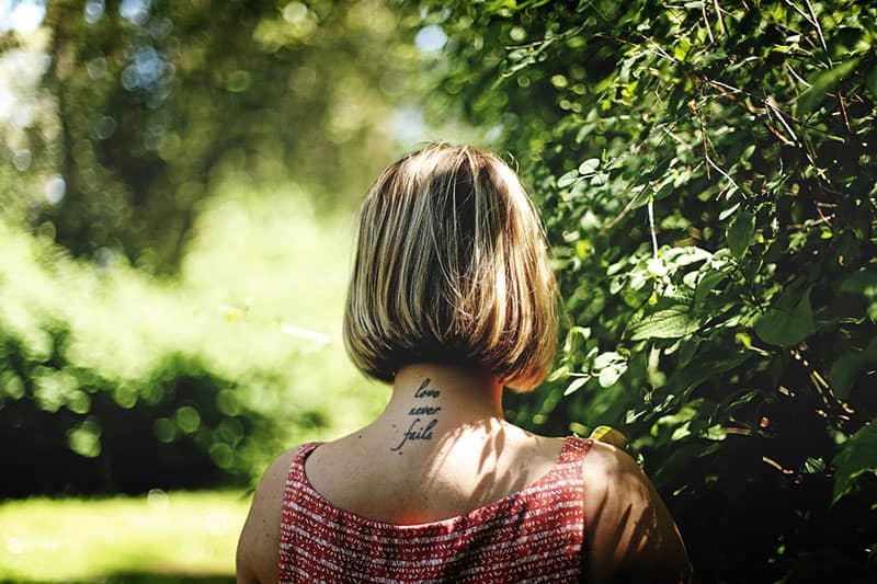 tatuaggio citazione su schiena donna