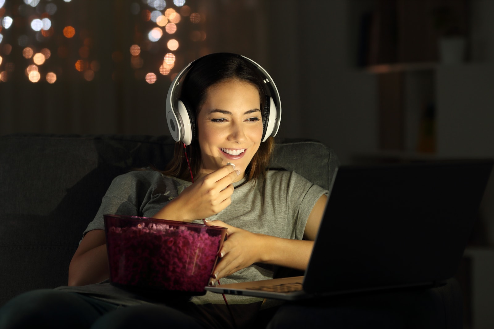 mujer comiendo palomitas y viendo una pelicula