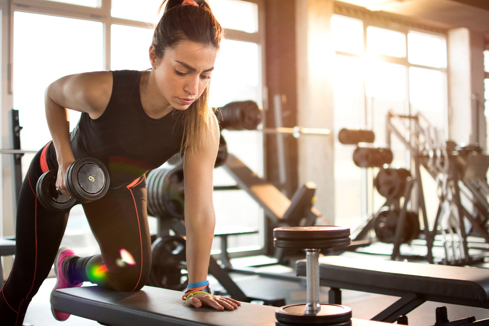 mulher a fazer exercício no ginásio