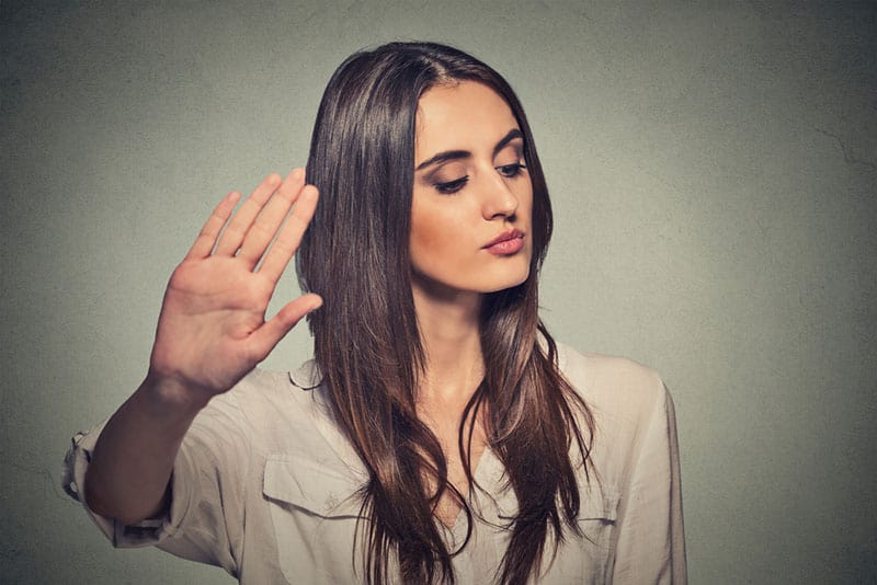 mujer gesticulando señal de stop