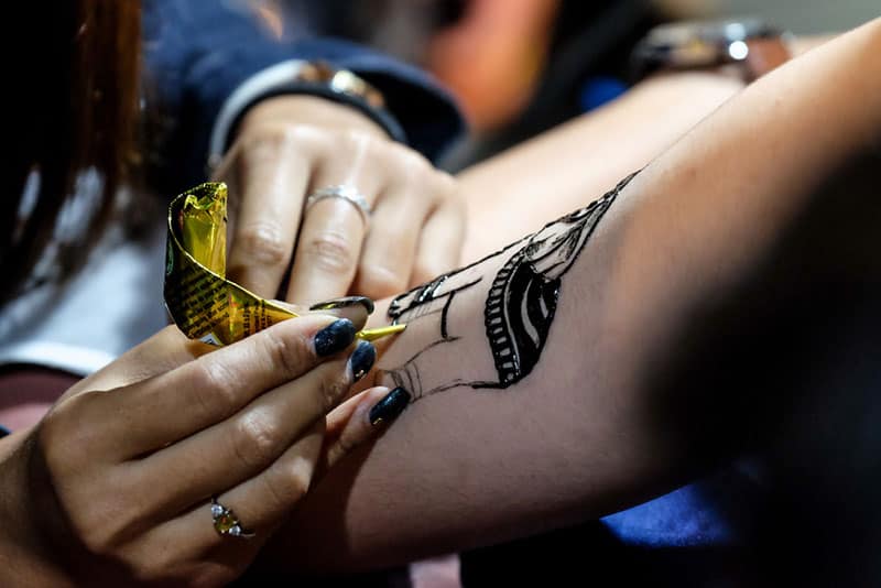 donna che fa il tatuaggio di un elefante