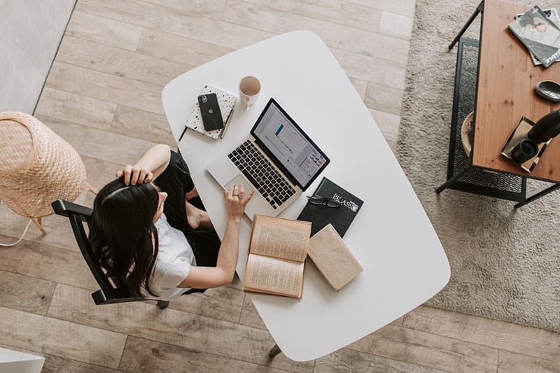 mulher a trabalhar num computador portátil