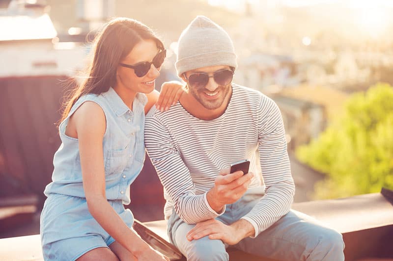 casal jovem à procura de fotografias