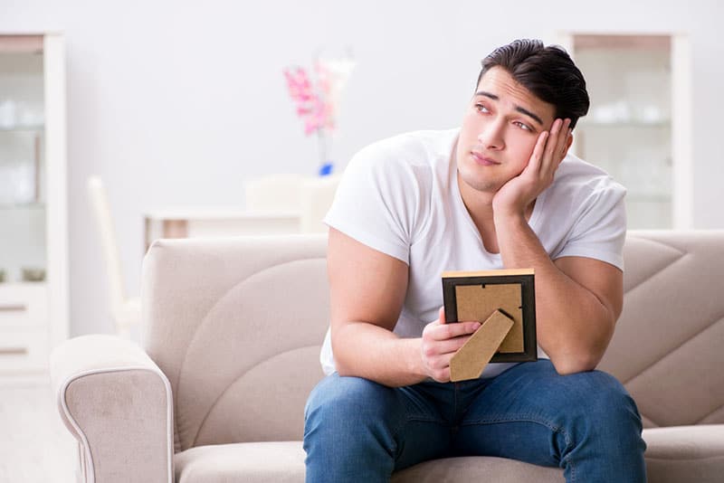 joven con una foto en la mano