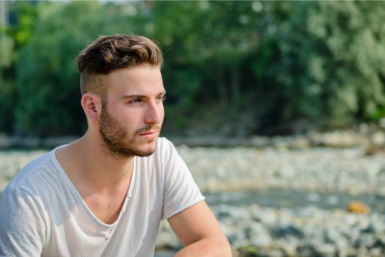 joven en la naturaleza