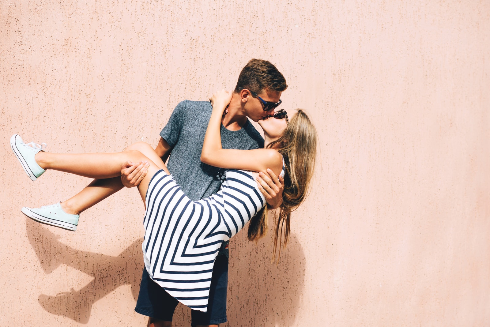 10 Key Differences Between Loving Someone And Being In Love