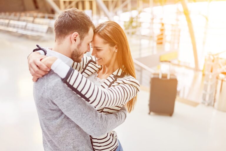 la pareja se abraza