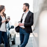 um homem e uma mulher estão de pé e conversam