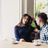 jovem casal a conversar num café