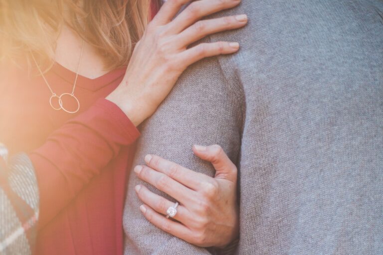 una mujer que mantiene a un hombre bajo su brazo
