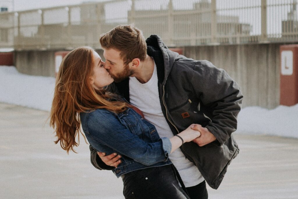 um belo casal jovem a beijar-se na rua