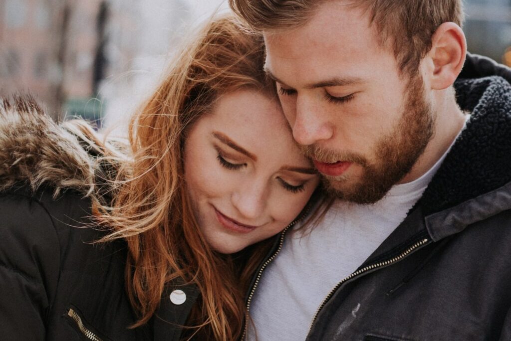 una chica apoyada en el pecho de su novio