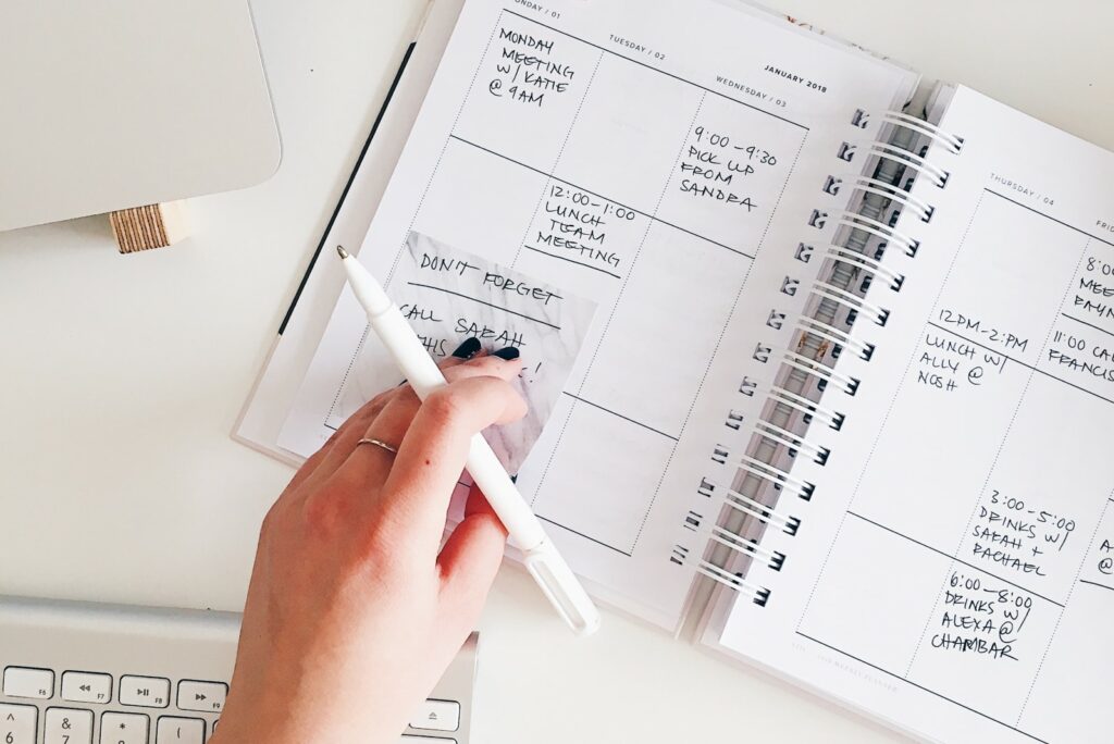 una ragazza che scrive appunti al lavoro