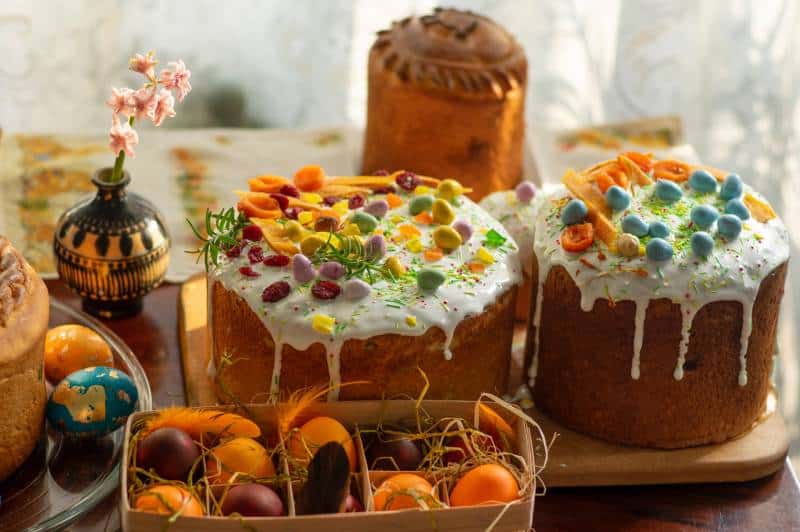 torta bianca e marrone con frutti d'arancia in cima