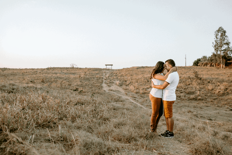 10 Key Differences Between Loving Someone And Being In Love