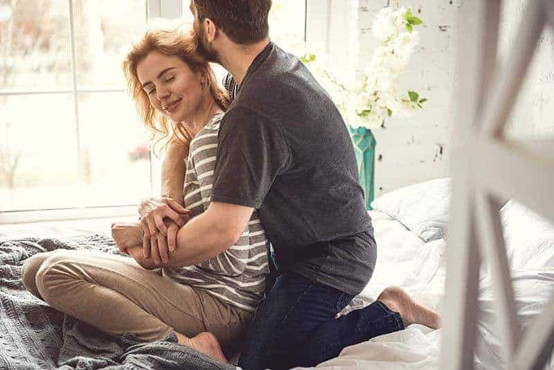 coppia che si abbraccia sul letto