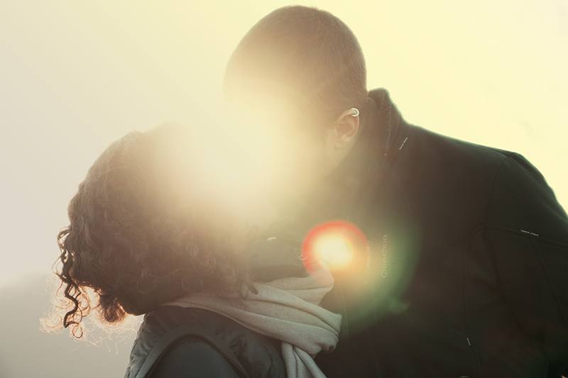 pareja besándose a la luz del sol