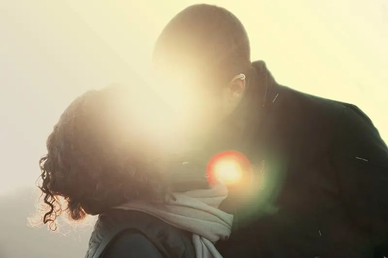 couple kissing in sunlight