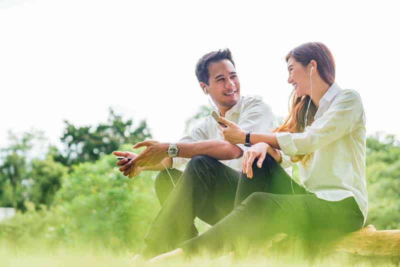 pareja hablando al aire libre durante el día