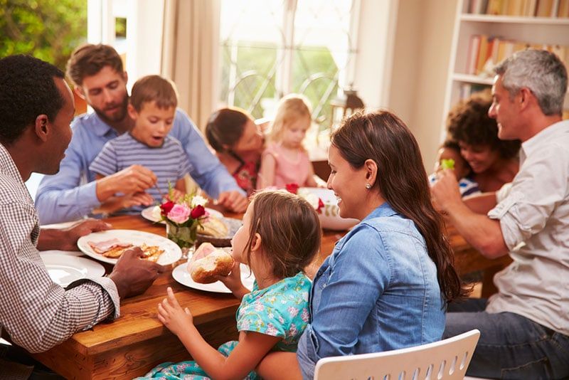 familia comiendo junta