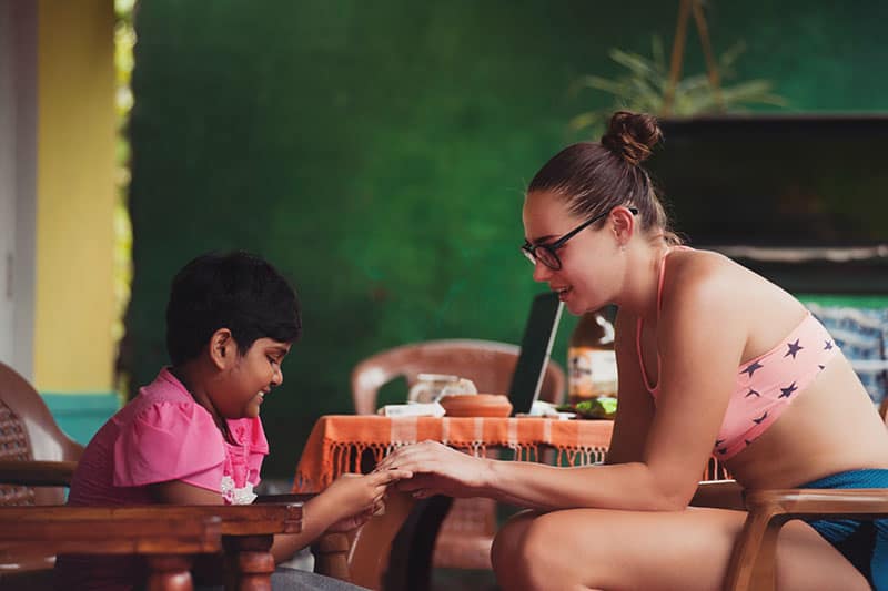 niña hablando con niño pequeño