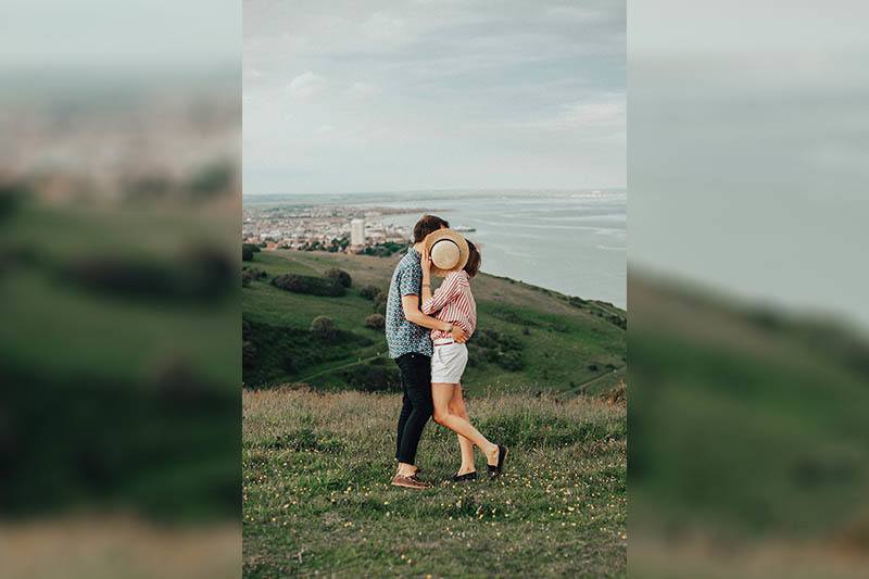 How To Start A Conversation With A Guy? 10 Foolproof Tips