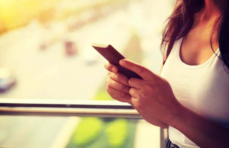 7 Texting Red Flags That Prove He Is Seriously Wrong For You